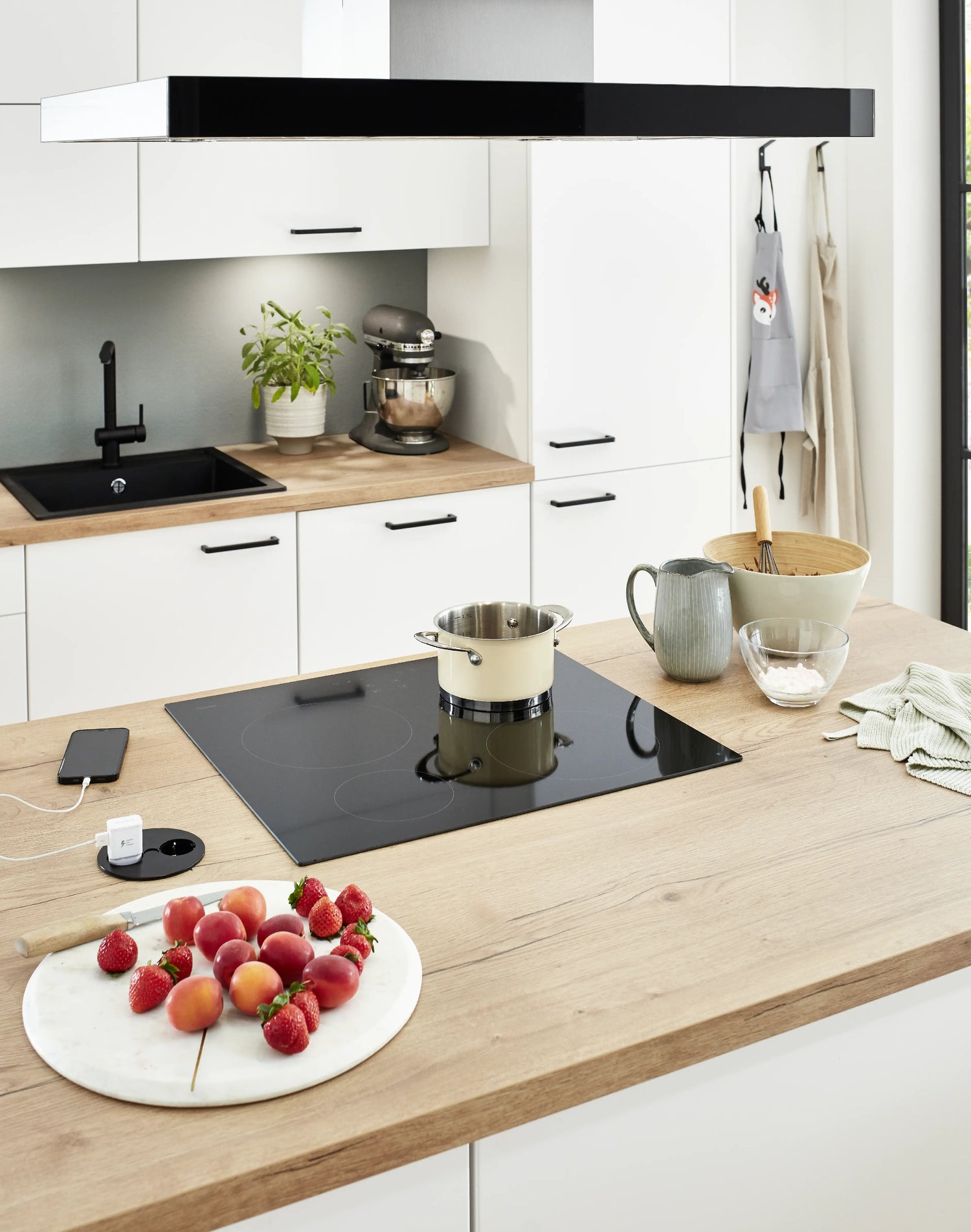 Einbauküche Touch Alpinweiss mit Insel und Samsung Geräte nobilia Küchenblöcke & Pantryküchen