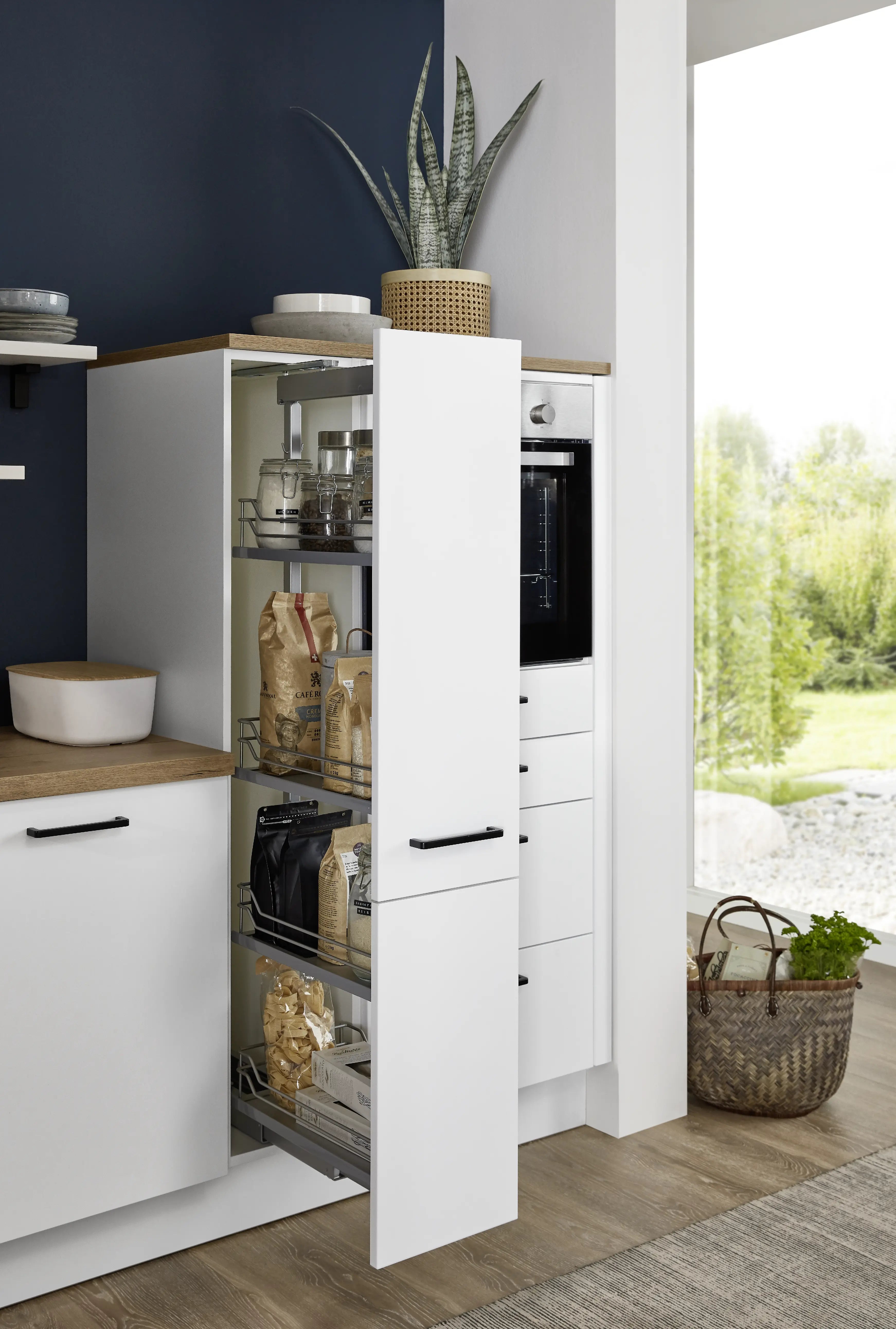 nobilia Winkel-Küche mit Apotheker-Schrank ohne Geräte_nobilia_CityKüchen24