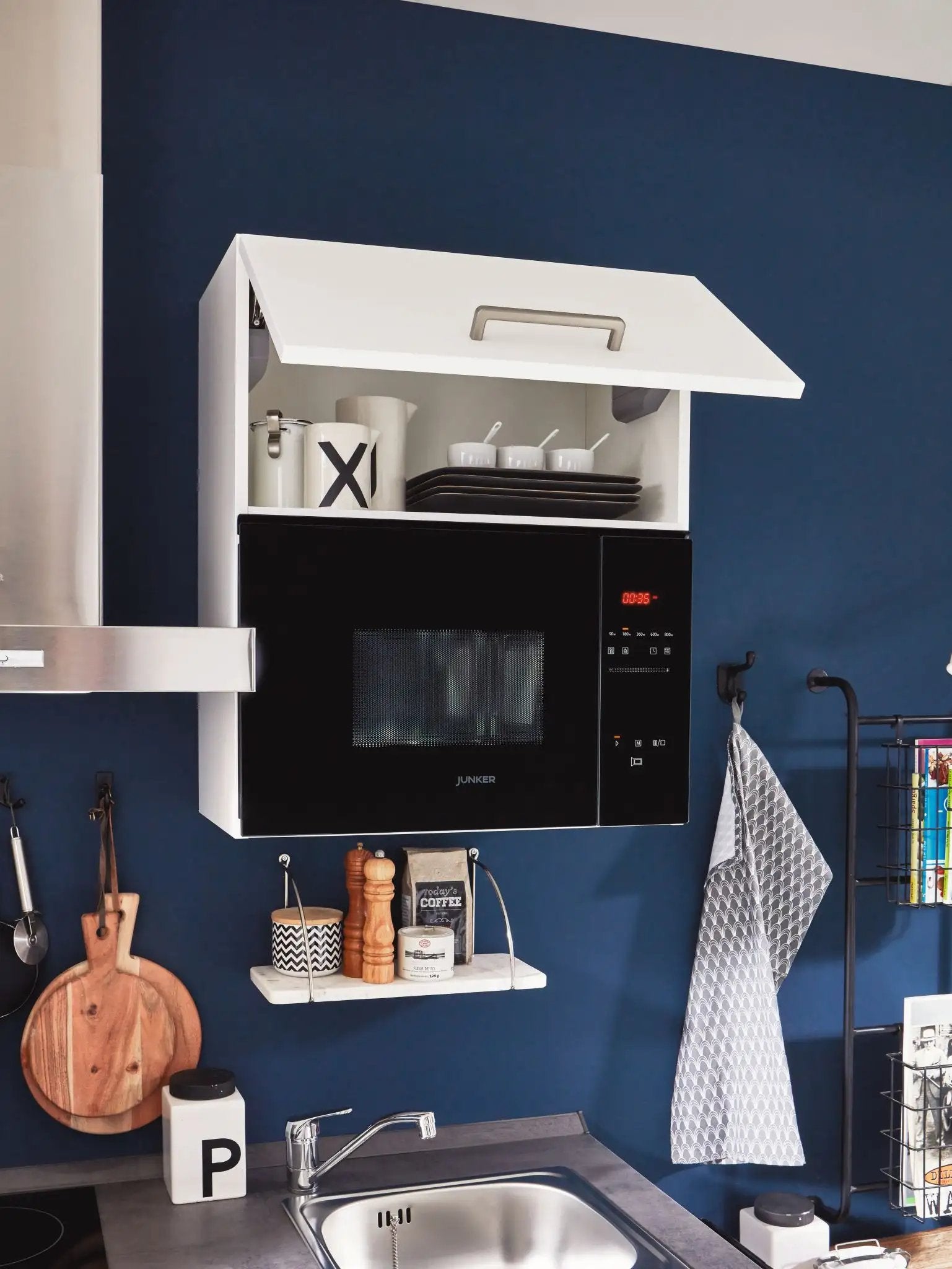 nobilia Wandschrank mit einer eingebauten Mikrowelle in einer Küche.