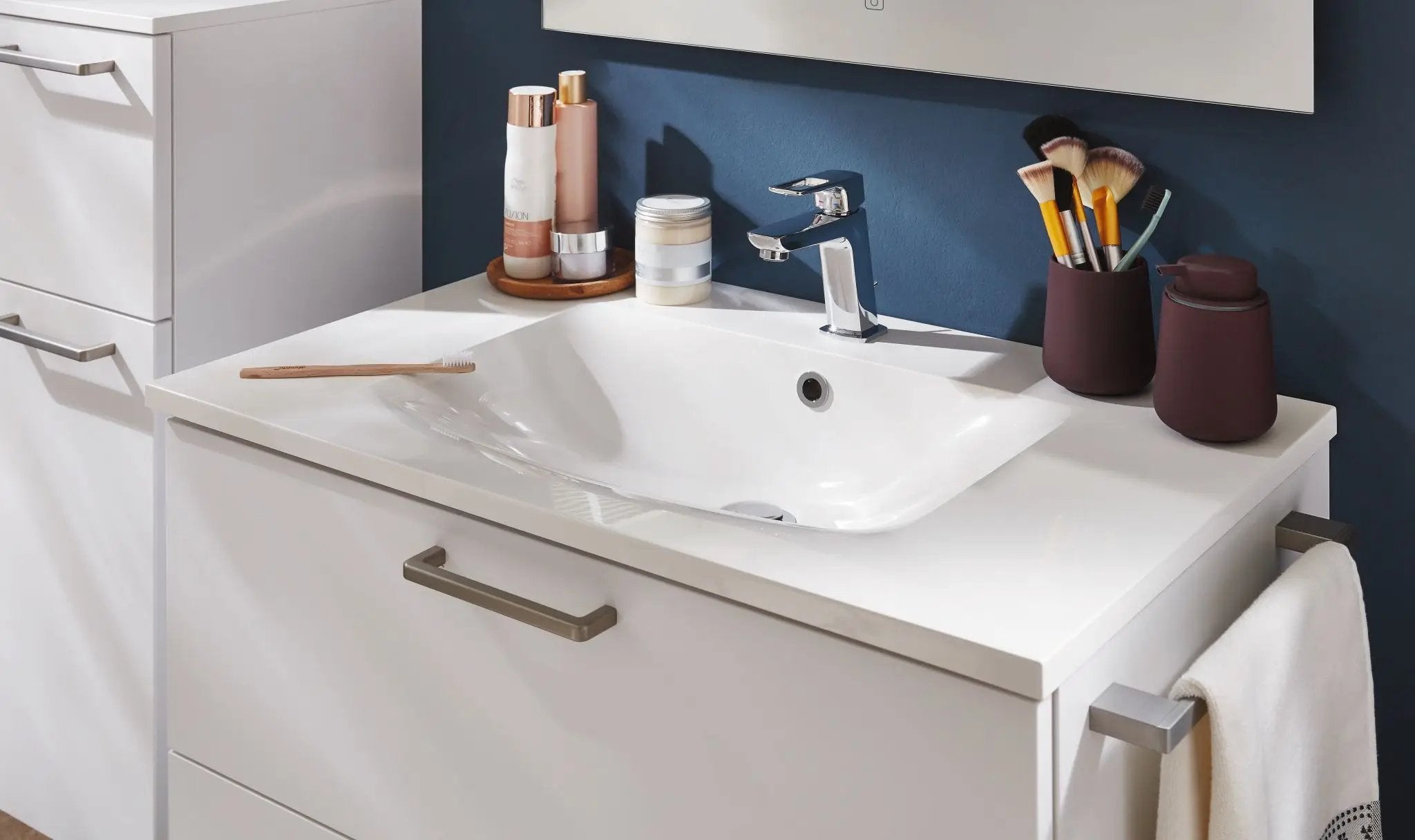 Eleganter Badezimmer-Waschtisch von Marmite in Weiß hochglanz, 80cm Breite. Ideal für stilvolle Badausstattung. Jetzt Qualität bei Cityküchen24 entdecken!